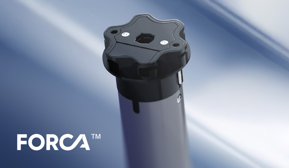 Wdrożyliśmy naszą własną markę akcesoriów do rolet i żaluzji zewnętrznych Forca. Są to rozwiązania zaprojektowane przez Eko-Okna w oparciu o gruntowną wiedzę o rynku, lepiej dopasowane do potrzeb współczesnego klienta. Ich atrakcyjna wycena pozwoliła naszym dystrybutorom zaproponować rozwiązania sterowane radiowo w miejsce klasycznych napędów przewodowych bez podnoszenia cen.