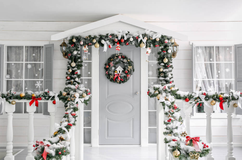How to decorate your doors for Christmas?