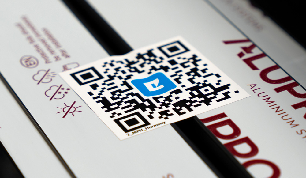 Udowodniliśmy, że ekologia może iść w parze z wygodą. Na opakowaniach naszych produktów, początkowo tylko na moskitierach, zaczęły pojawiać się kody QR prowadzące do cyfrowych instrukcji instalacji. Dzięki temu zaoszczędziliśmy tony papieru, a klienci zyskali natychmiastowy dostęp do instrukcji bez konieczności logowania się w naszej kompleksowej bazie wiedzy Benefit Eko-Okna.