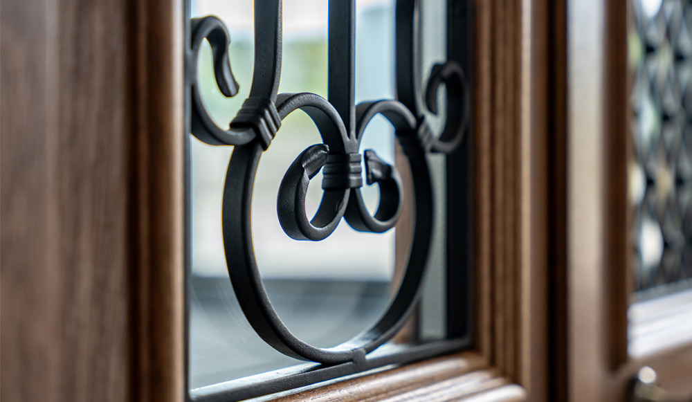 Rozwinęliśmy współpracę z lokalnymi rzemieślnikami według zasady, że myślimy globalnie, ale działamy lokalnie. Dzięki rozszerzeniu sieci współpracy wsparliśmy regionalne rzemiosło, a nasi Partnerzy z całego świata uzyskali dostęp do unikalnych wyrobów, takich jak stalowe kraty ornamentowe do drzwi i okien. 