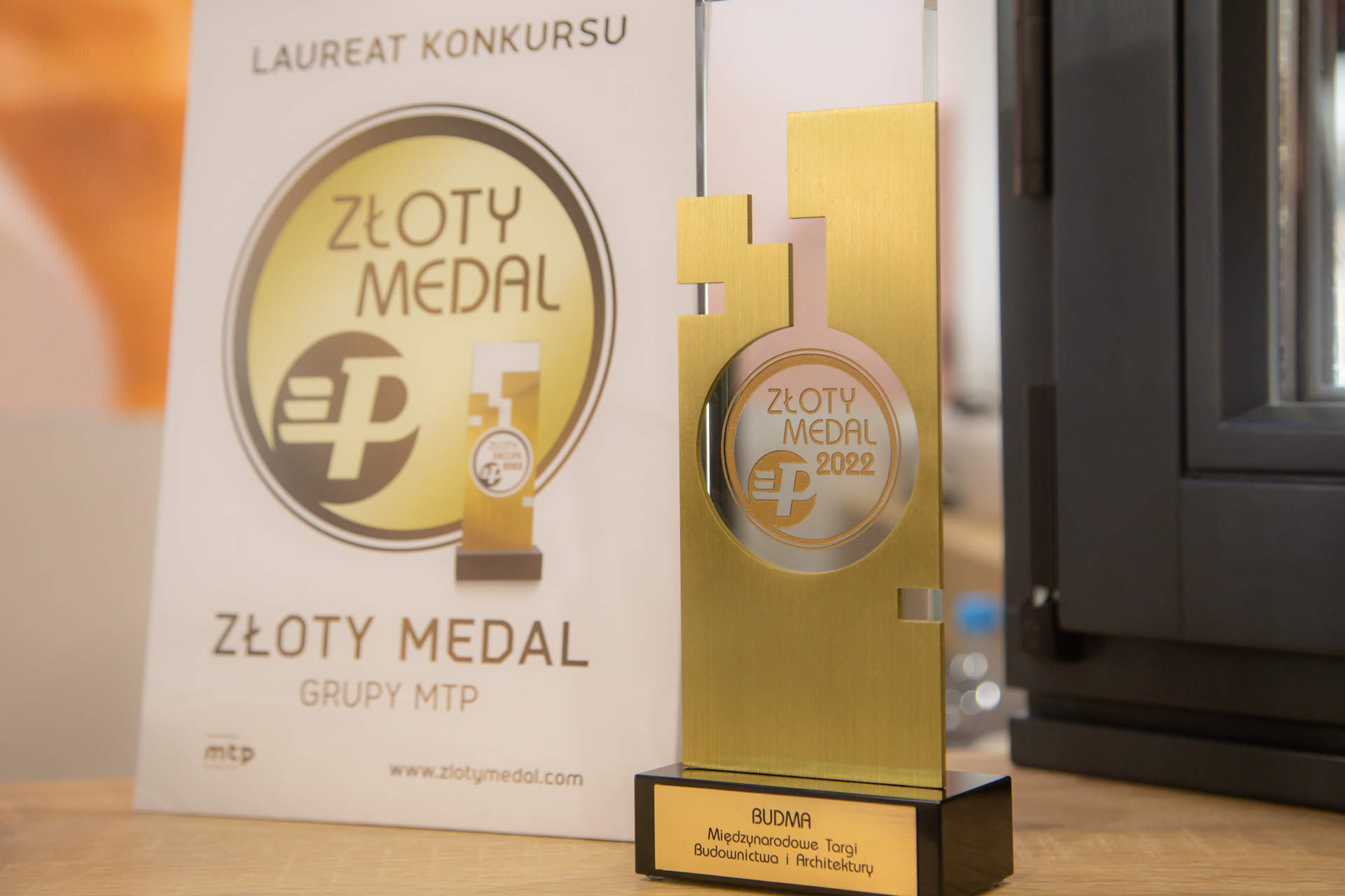 Odbieramy nagrodę "Złoty medal BUDMA 2022" dla dębowych drzwi płycinowych. Produkt był wcześniej prezentowany także na targach w Paryżu oraz Mediolanie.
