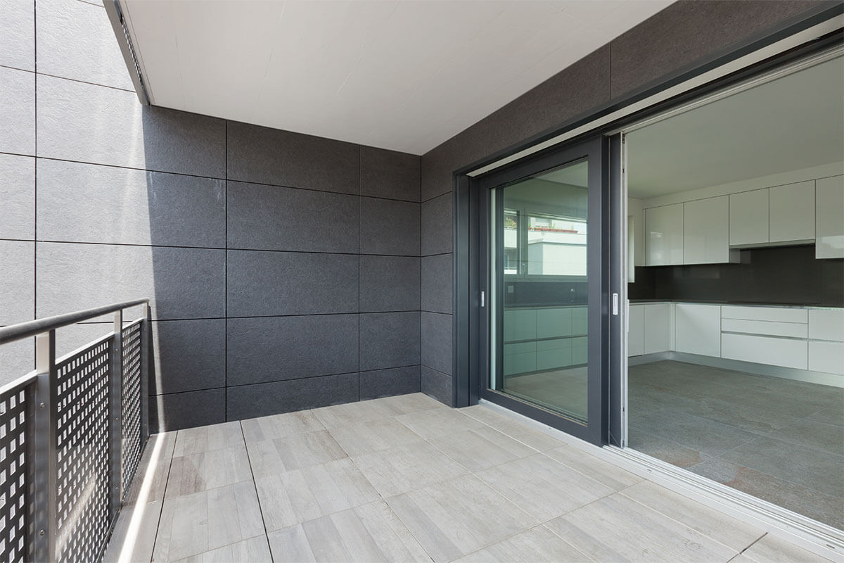 aluminiowe drzwi tarasowe na balkonie w bloku mieszkalnym